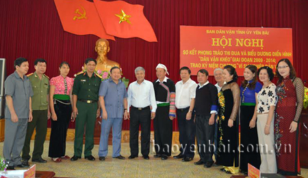 Các đồng chí lãnh đạo Ban Dân vận Trung ương và tỉnh Yên Bái trao đổi với các đại biểu dự Hội nghị.